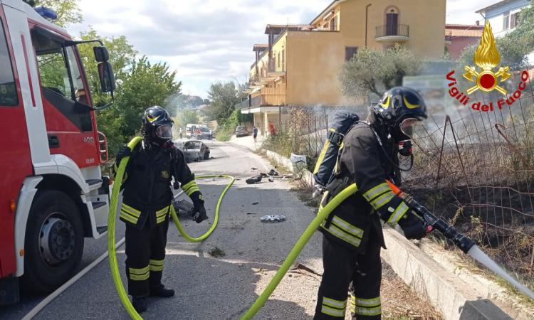 Potenza Picena, auto prende fuoco dopo l'incidente: in fiamme anche la vegetazione a bordo strada