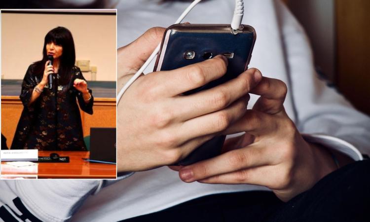 Niente cellulari in classe? La dirigente Emiliozzi: "Nel nostro istituto erano già vietati, ecco cosa cambia" Niente cellulari in classe? La dirigente Emiliozzi: "Nel nostro istituto erano già vietati, ecco cosa cambia"