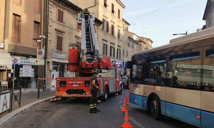 Macerata, allarme in corso Cairoli: crolla trave in un'abitazione e cede il tetto