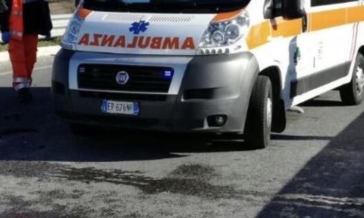Potenza Picena - Violento impatto all’incrocio, auto e furgone nel fossato: quattro feriti