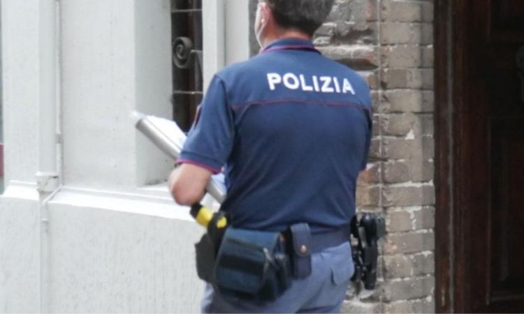 Macerata, 63enne trovato morto in casa dopo aver chiamato i soccorsi: dramma a Borgo San Giuliano