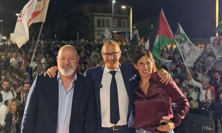 Regionali, folla in piazza a Pesaro per Ricci, Schlein e Bonaccini