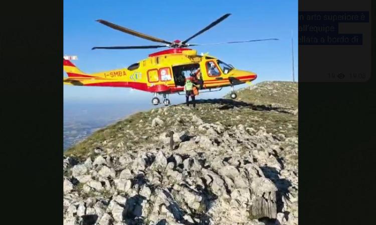 Escursionista cade in zona impervia sul Monte San Vicino: soccorsa e trasportata a Torrette