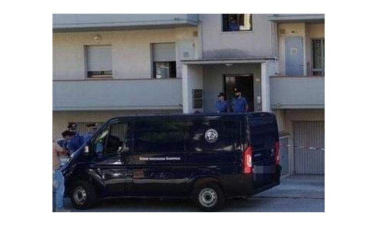 Uomo trovato morto in garage in una pozza di sangue: indagano i Carabinieri Uomo trovato morto in garage in una pozza di sangue: indagano i Carabinieri