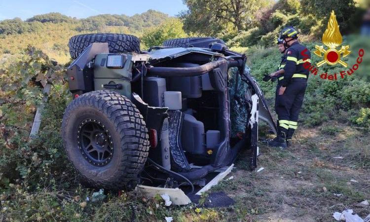Jeep scivola in un crinale per 15 metri e si ribalta: 4 persone soccorse, uno in eliambulanza
