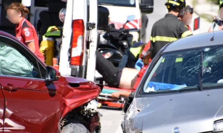 Pieve Torina, violento scontro tra due auto: sul posto l'eliambulanza (FOTO)