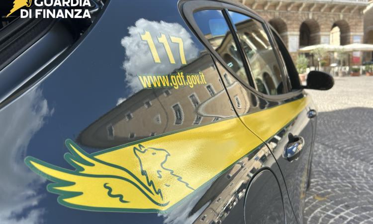 Smalti per unghie con sostanze nocive tra i 13mila articoli sequestrati nel Maceratese: sei le denunce Smalti per unghie con sostanze nocive tra i 13mila articoli sequestrati nel Maceratese: sei le denunce