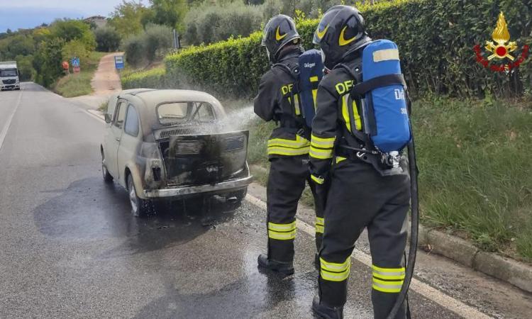 Corridonia, Fiat 500 d'epoca prende fuoco: la provinciale 34 resta chiusa al traffico Corridonia, Fiat 500 d'epoca prende fuoco: la provinciale 34 resta chiusa al traffico