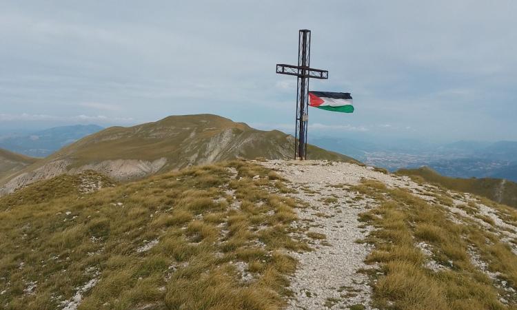 Pizzo Tre Vescovi, una bandiera palestinese legata alla croce di vetta