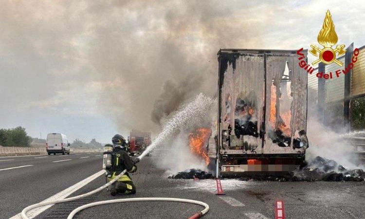 Autostrada A14, semirimorchio carico di pannolini prende fuoco Autostrada A14, semirimorchio carico di pannolini prende fuoco