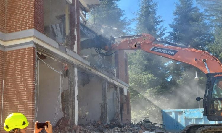 Pieve Torina, al via il cantiere per il nuovo municipio: "Un passo avanti verso la normalità" Pieve Torina, al via il cantiere per il nuovo municipio: "Un passo avanti verso la normalità"