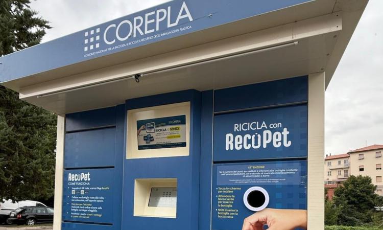 Mangiaplastica: a San Severino in funzione il nuovo ecocompattatore per bottiglie in Pet