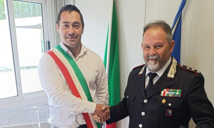Pieve Torina, il sindaco Gentilucci saluta il capitano dei carabinieri Paolo Rinaldi Pieve Torina, il sindaco Gentilucci saluta il capitano dei carabinieri Paolo Rinaldi