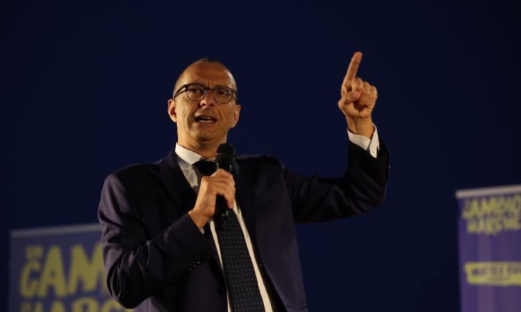 Da San Benedetto a Pesaro (passando per Civitanova): Ricci chiude la campagna in treno Da San Benedetto a Pesaro (passando per Civitanova): Ricci chiude la campagna in treno