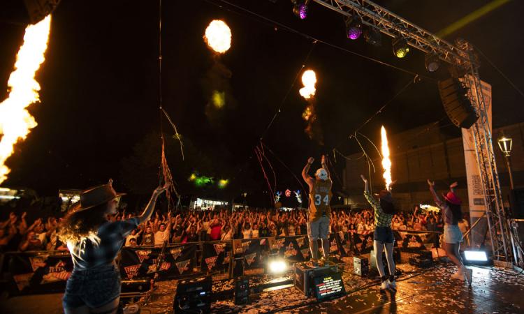Tolentino, piazza della Libertà si trasforma in una dancefloor con '90 mania
