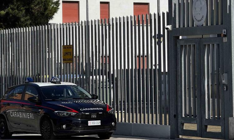 Scatta foto in cabina elettorale e la pubblica online: denunciato 55enne a Porto Recanati Scatta foto in cabina elettorale e la pubblica online: denunciato 55enne a Porto Recanati