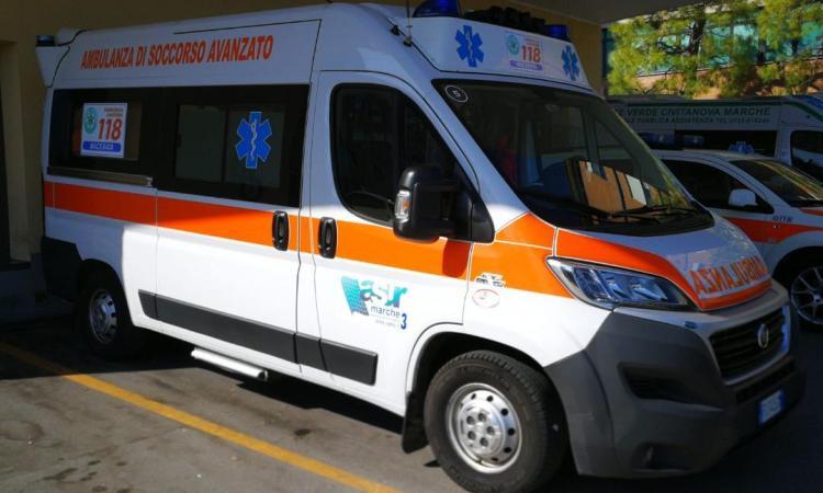 Macerata, malore al volante: 57enne si schianta contro un muro e muore in ospedale