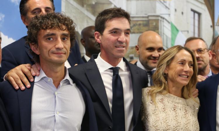 Acquaroli festeggia con Arianna Meloni al fianco: "Campagna elettorale bella, al lavoro già da domani" (FOTO) Acquaroli festeggia con Arianna Meloni al fianco: "Campagna elettorale bella, al lavoro già da domani" (FOTO)