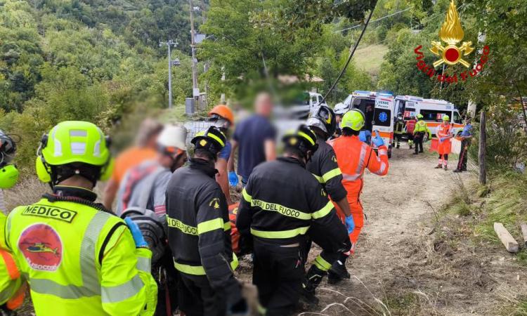 Cade da 15 metri durante il montaggio reti di protezione: soccorso operaio Cade da 15 metri durante il montaggio reti di protezione: soccorso operaio