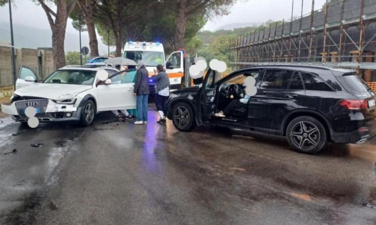 San Severino, incidente davanti all’ospedale: ferita anche una donna incinta San Severino, incidente davanti all’ospedale: ferita anche una donna incinta