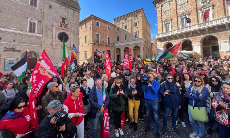 Macerata, in centinaia in piazza per Gaza: “Non una battaglia ideologica, ma di civiltà”