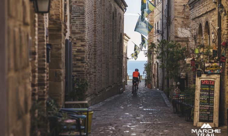 Marche Trail 2025: tre giorni di bikepacking tra mare, borghi e montagne
