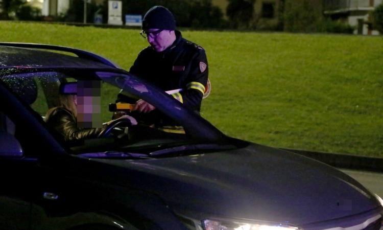 Civitanova, 21enne positiva sia all'alcol test che ai cannabinoidi: 8 patenti ritirate nel weekend Civitanova, 21enne positiva sia all'alcol test che ai cannabinoidi: 8 patenti ritirate nel weekend