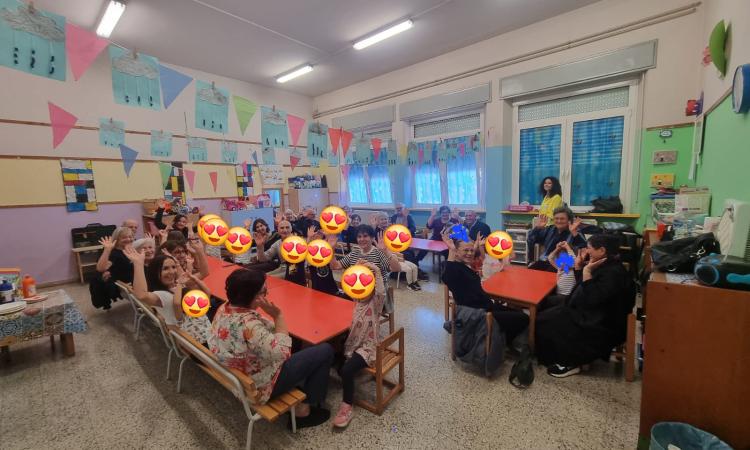 Civitanova, tra ricordi e pittura con le dita: la Festa dei Nonni trascorsa tra i banchi di scuola