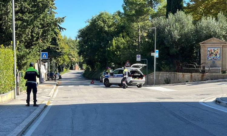 Macerata, investito da un'auto mentre attraversa: uomo trasportato all'ospedale