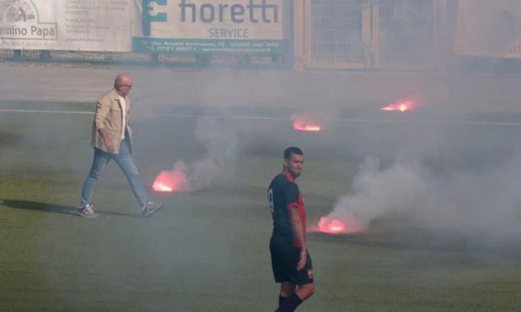 Civitanovese, tifosi in ebollizione: fumogeni in campo a Montefano. La società: "È contro i nostri valori"