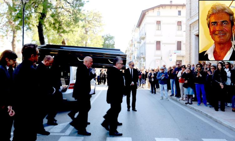 Civitanova saluta Cesare Paciotti: una bara nera accompagna l'ultimo viaggio del "re della scarpa" (FOTO)