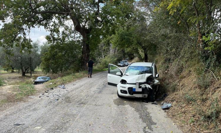 Macerata, scontro frontale tra due auto: quattro feriti trasportati al Pronto Soccorso Macerata, scontro frontale tra due auto: quattro feriti trasportati al Pronto Soccorso
