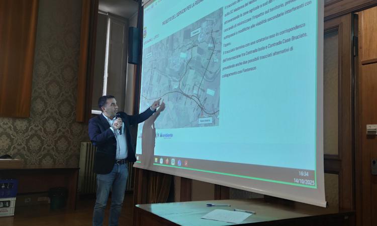 Ventitré km di strada nuova per la vallata del Potenza: entro dicembre la scelta del tracciato Ventitré km di strada nuova per la vallata del Potenza: entro dicembre la scelta del tracciato