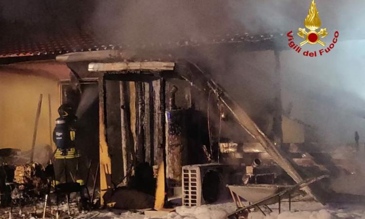 Civitanova, fiamme in un casolare in legno: rogo partito dalla cucina Civitanova, fiamme in un casolare in legno: rogo partito dalla cucina