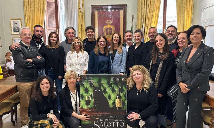 Potenza Picena, l’incanto del centro storico si rinnova: torna il fascino bohémien di “Salotto DiVino”