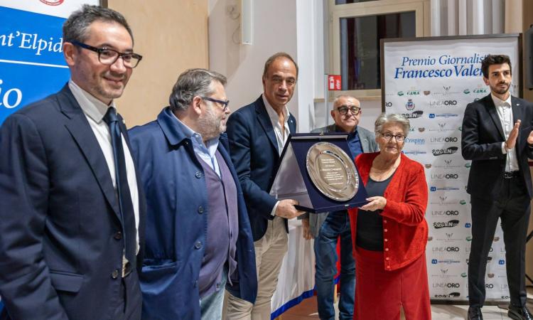 Maurizio Compagnoni, la voce delle emozioni: il telecronista Sky riceve il Premio “Valentini” a Porto S. Elpidio Maurizio Compagnoni, la voce delle emozioni: il telecronista Sky riceve il Premio “Valentini” a Porto S. Elpidio