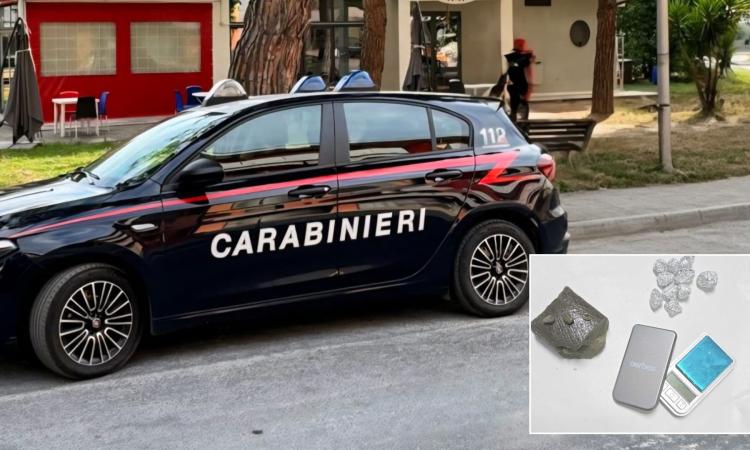 Barista trovato con hashish, giovane tenta la fuga con la cocaina: due denunciati a Potenza Picena