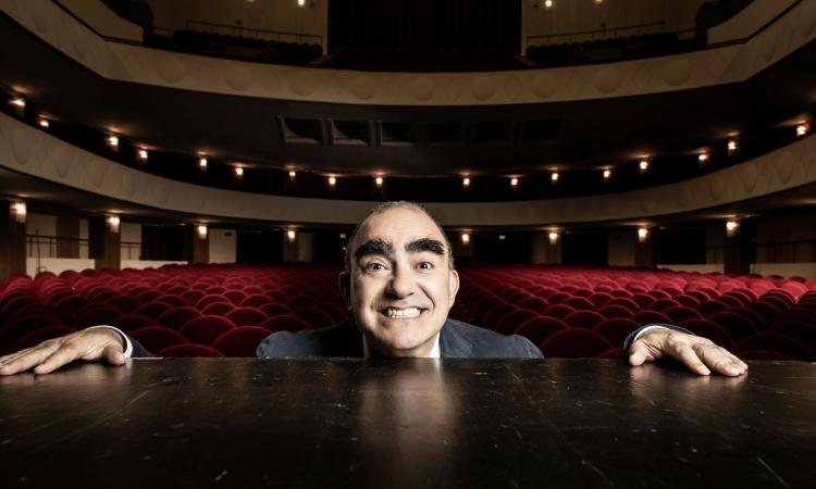 Tolentino, Vaccaj apre il sipario sulla nuova stagione: Elio protagonista con “Quando un musicista ride”