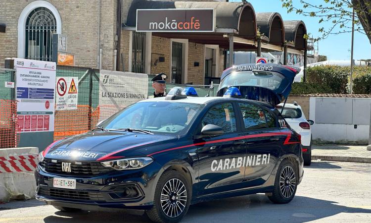 Macerata, ragazza cammina sui binari e minaccia il suicidio: salvata dai carabinieri