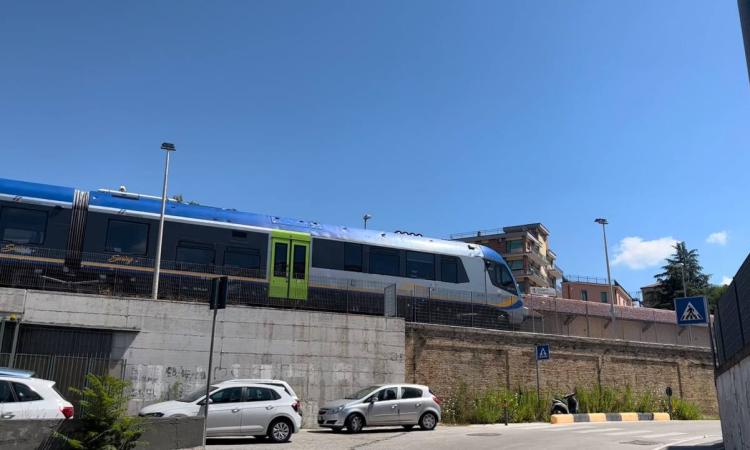 Macerata, viabilità rivoluzionata in via Urbino per il montaggio delle nuove pensiline