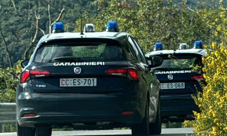 Castelraimondo, finti carabinieri tentano di truffare un’anziana: smascherati e denunciati grazie alla vittima