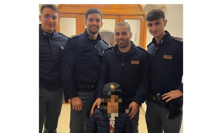 Bimbo di 4 anni vaga in strada a Macerata: la Polizia rintraccia la famiglia e lo riporta a casa Bimbo di 4 anni vaga in strada a Macerata: la Polizia rintraccia la famiglia e lo riporta a casa