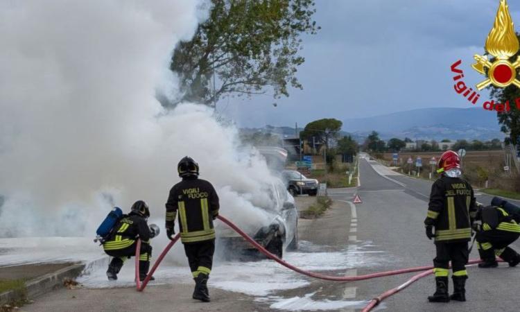 Pollenza, auto in fiamme sulla Provinciale 77: famiglia in salvo Pollenza, auto in fiamme sulla Provinciale 77: famiglia in salvo