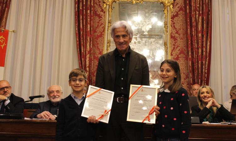 Macerata, due piccoli fratelli dal cuore d'oro (e verde): "Grazie a loro città più pulita, ecco l'encomio" Macerata, due piccoli fratelli dal cuore d'oro (e verde): "Grazie a loro città più pulita, ecco l'encomio"