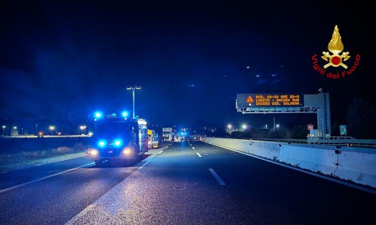 Assalto armato a due furgoni portavalori sulla A14: esplosione tra Civitanova e Porto Recanati (VIDEO) Assalto armato a due furgoni portavalori sulla A14: esplosione tra Civitanova e Porto Recanati (VIDEO)