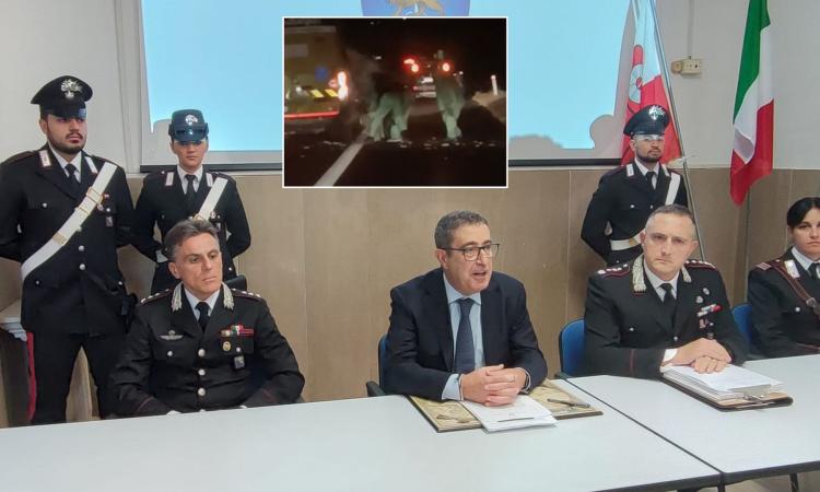Rapina in A14, il video choc dell'assalto e della fuga: "Utilizzate armi da guerra. Spari anche in direzione delle guardie giurate" Rapina in A14, il video choc dell'assalto e della fuga: "Utilizzate armi da guerra. Spari anche in direzione delle guardie giurate"