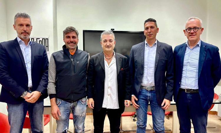 Salvato da arresto cardiaco in strada: l’abbraccio di Francesco ai suoi due "angeli" Salvato da arresto cardiaco in strada: l’abbraccio di Francesco ai suoi due "angeli"