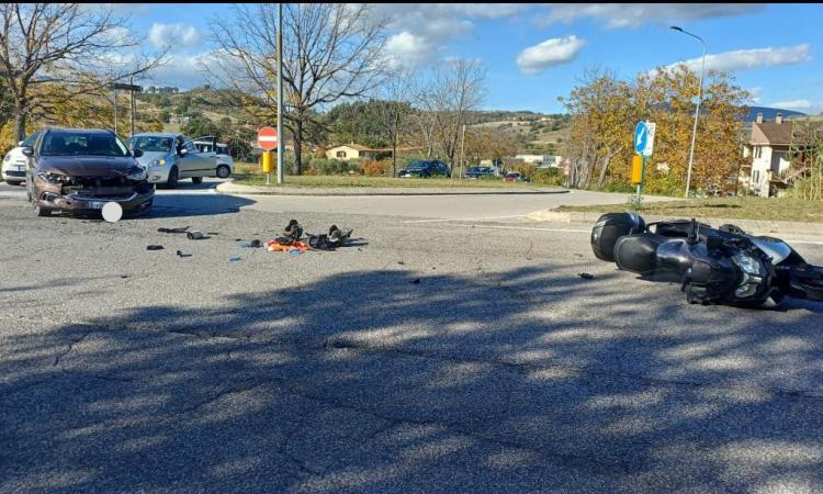 San Severino, scontro all'incrocio della Provinciale 127 tra auto e scooter: un 58enne in ospedale (FOTO)