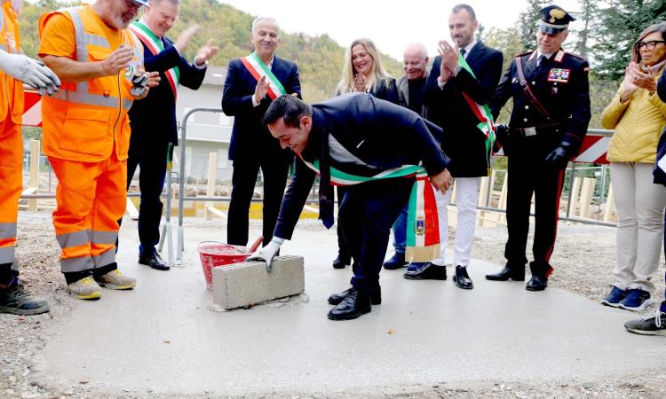 Pieve Torina, la prima pietra del nuovo municipio la mette Gentilucci: "Costruiamo sulle radici del nostro passato la casa di tutti" (FOTO e VIDEO)