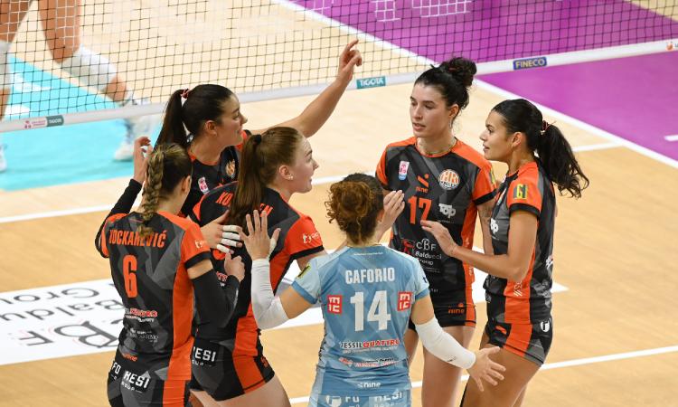 Volley, lo scontro salvezza sorride alla Cbf Balducci Macerata: la Omag-Mt San Giovanni in Marignano finisce ko Volley, lo scontro salvezza sorride alla Cbf Balducci Macerata: la Omag-Mt San Giovanni in Marignano finisce ko